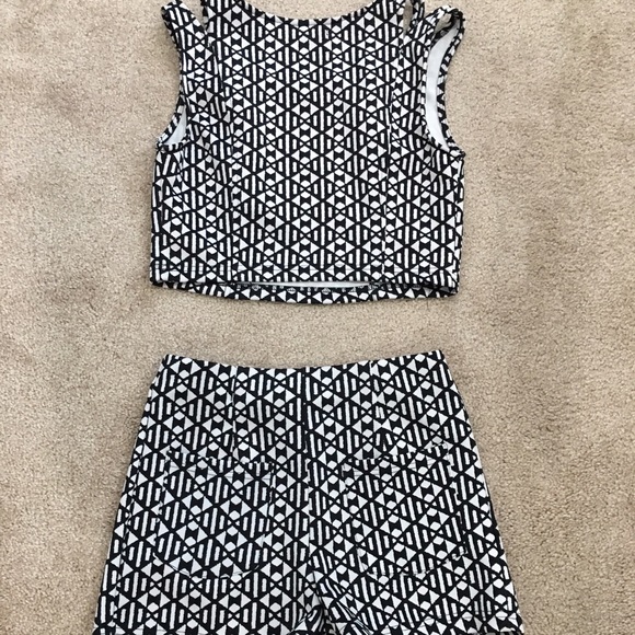 🎉Sale🎉Two piece shorts,crop top set ✨ Worn Once✨ - Picture 3 of 4